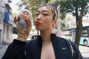 李梦六一晒照：今天的小朋友都有小礼物嘛